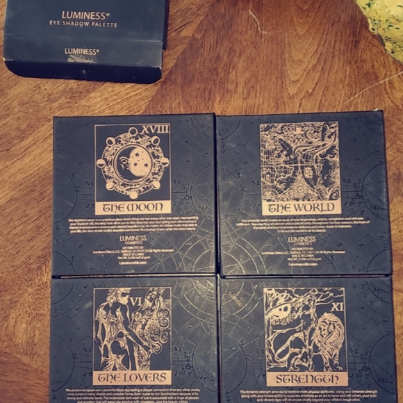 BUNDLE Tarot luminusss eyeshadow pallets - Picture 9 of 10